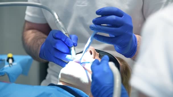 Dentist In Uniform Perform Dental Implantation Operation On Patient At Dentistry Office. Close Up - Materiał filmowy, wideo