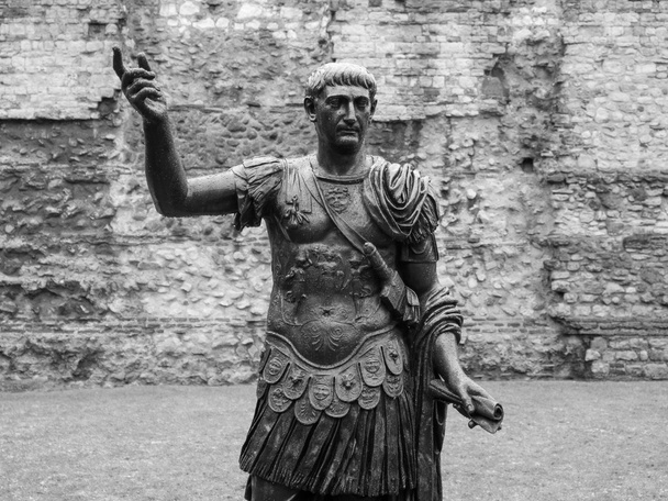 Estatua del emperador Trajano
 - Foto, Imagen