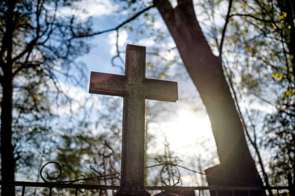 Silueta kříže při západu slunce při cementetrii - Fotografie, Obrázek