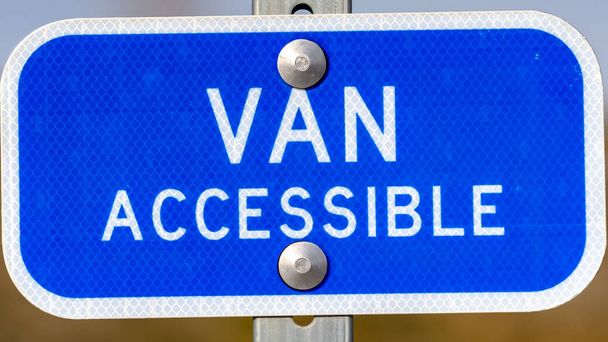 Cancella Panorama Cartello blu con un Van Testo accessibile su un parcheggio per disabili
 - Foto, immagini