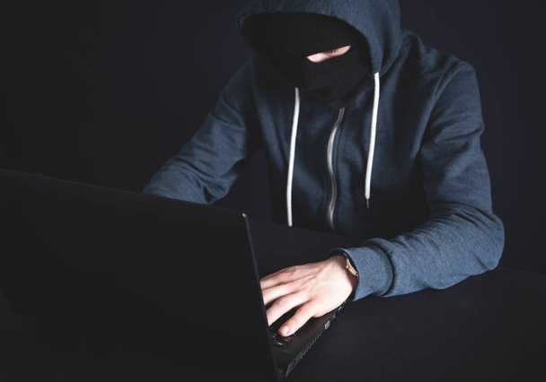 Hacker com laptop. Criminalidade informática - Foto, Imagem