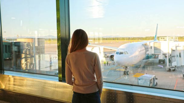 Пассажир в зале ожидания рейсового самолета
 - Фото, изображение
