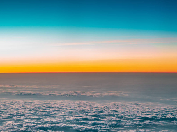 Hermoso cielo azul y nubes antes del amanecer en Taiwán. Increíble vista del paisaje desde la ventana del avión
. - Foto, imagen