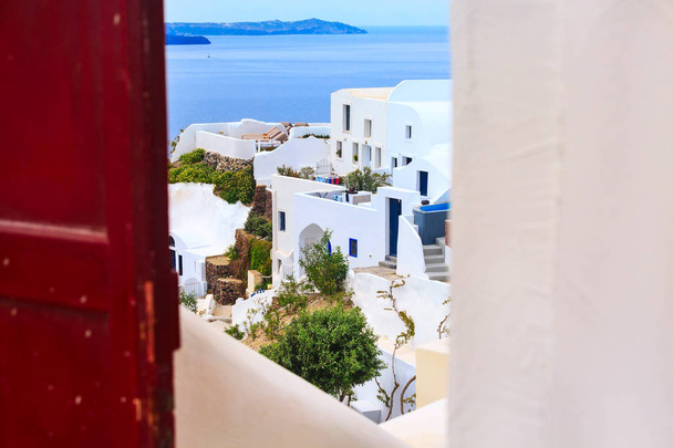 Häuser von Santorin, Griechenland, Blick durch die Tür - Foto, Bild