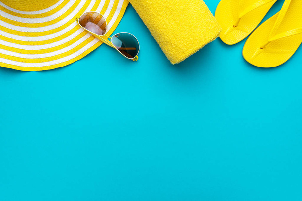 accessoires de plage jaune sur fond bleu. vacances au bord de la mer concept
 - Photo, image