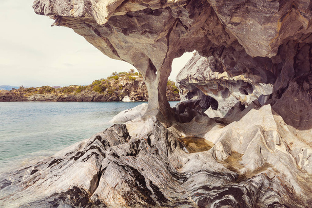 Ασυνήθιστες μαρμάρινες σπηλιές στη λίμνη του στρατηγού Καρέρα, Παταγονία, Χιλή. Καρτέρα Αυστραλιάλ ταξίδι. - Φωτογραφία, εικόνα
