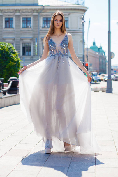 Joven hermosa mujer rubia en vestido blanco de verano
 - Foto, imagen