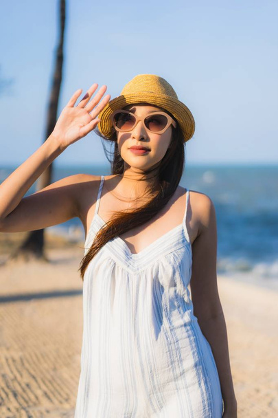 Portrait belle jeune femme asiatique sourire heureux se détendre autour de la plage proche et la mer pour les loisirs Voyage et vaction
 - Photo, image