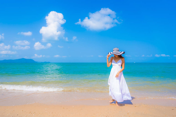 Портрет красива молода азіатка щаслива усмішка відпочинок на пляжі море і океан з блакитним небом біла хмара для відпусток
 - Фото, зображення