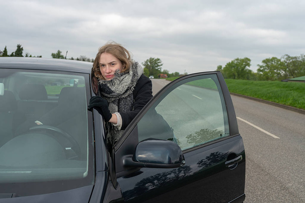 Mladá žena má poruchu auta a tlačí její auto pryč - Fotografie, Obrázek