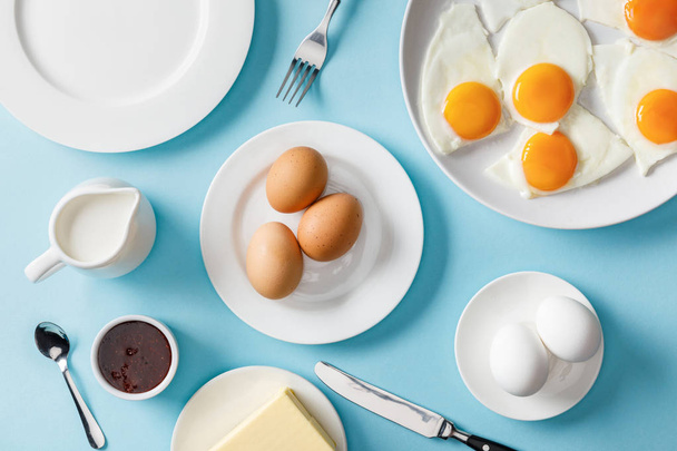 верхний вид обслуживаемого завтрака с пустой тарелкой на голубом фоне
 - Фото, изображение