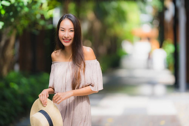 Portret mooie jonge Aziatische vrouw glimlach gelukkig in de tuin - Foto, afbeelding