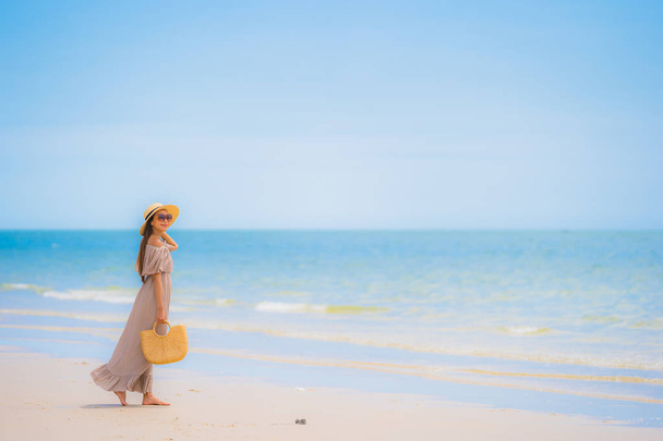 Retrato bonito jovem asiático mulher feliz sorriso relaxar no tropical praia mar oceano para lazer viagem em férias
 - Foto, Imagem