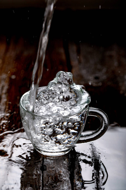 Su sıçrama cam Kupası - Fotoğraf, Görsel