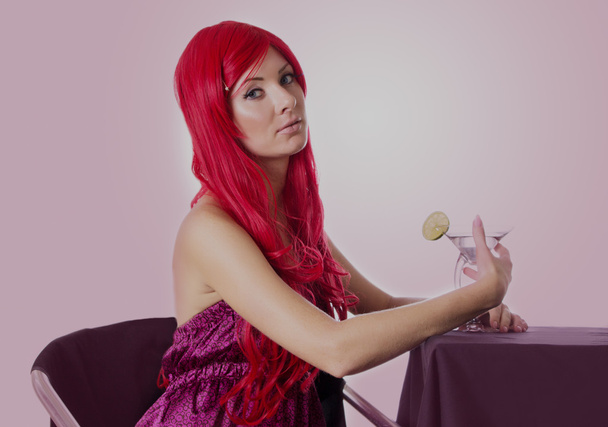 Femme triste aux cheveux roux avec cocktail assis
 - Photo, image