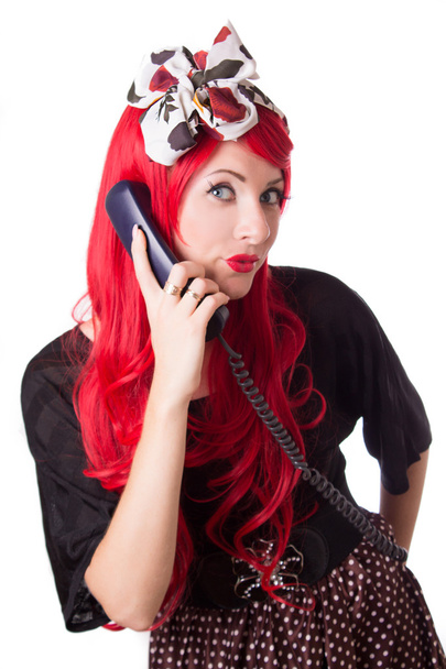 Gesperrte Retro-Frau mit roten Haaren am Telefon - Foto, Bild