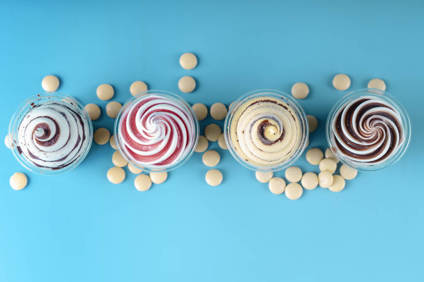 Helado colorido con caramelos
 - Foto, imagen