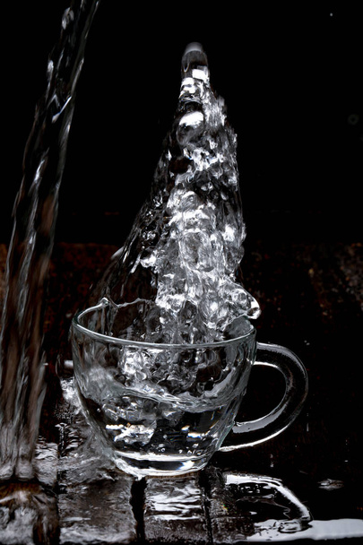 Respingos de água no copo de vidro - Foto, Imagem