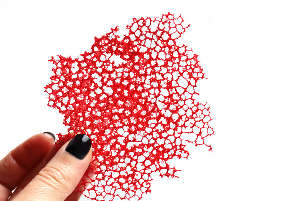 Κόκκινο Coral κρεπ Δαντέλα Διακόσμηση φαγητό στο χέρι - Φωτογραφία, εικόνα