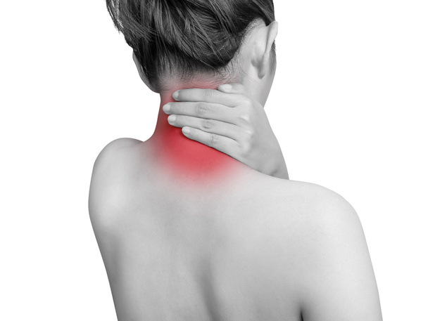 женщина, страдающая от боли в шее с помощью массажа рук болезненная шея и затылок. однотонный цвет с красным выделением на шее, мышцы шеи изолированы на белом фоне. здравоохранение, медицинская концепция. студия
 - Фото, изображение