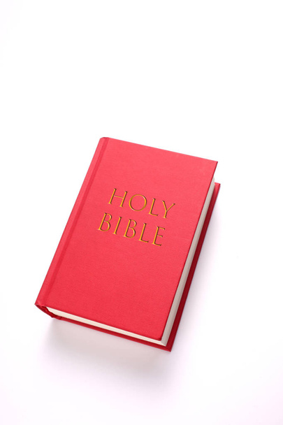 pyhä Raamattu kirja eristetty valkoisella taustalla kopiotilaa tekstin
 - Valokuva, kuva