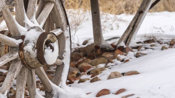 パノラマ 冬に雪が散る錆びた車輪を持つ古い木製ワゴン - 写真・画像