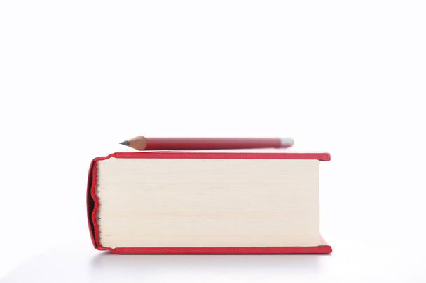 punainen kirja ja punainen kynä eristetty valkoisella taustalla kopiotilaa tekstin
 - Valokuva, kuva
