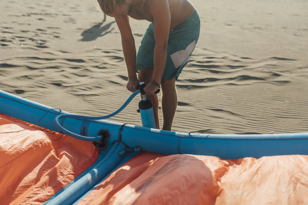 Kitesurfer Prepararsi su una spiaggia
 - Foto, immagini