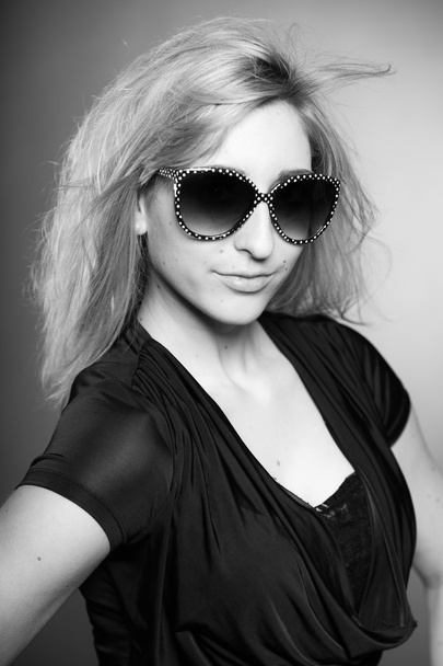 Portret van de schoonheid van mooi meisje met lang blond haar en sunglas - Foto, afbeelding