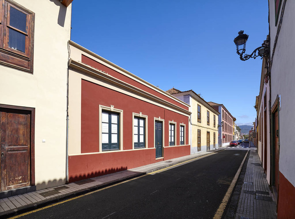 Ulica w San Cristobal de La Laguna, Teneryfa, Hiszpania. - Zdjęcie, obraz