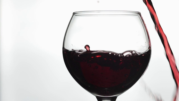 Розовое вино. Красное вино наливают в бокал вина на белом фоне. Медленное движение
 - Кадры, видео