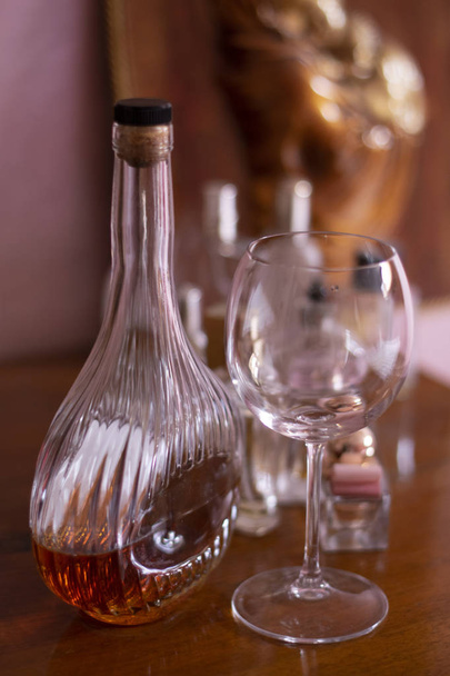 コニャックボトルとワイングラス - 写真・画像