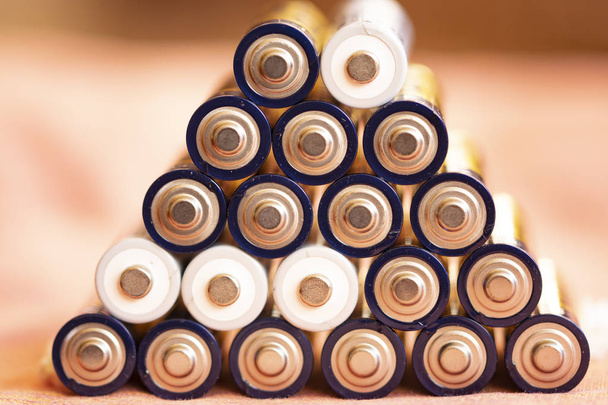 stapel draagbare batterijen - Foto, afbeelding
