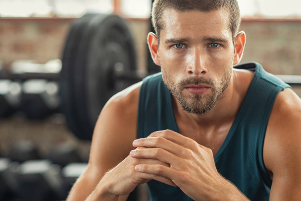 Portrait of determined man at gym - Foto, afbeelding