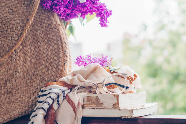 Książka, Okulary, filiżanka herbaty i liliowy na drewnianym oknie. Pachnące herbaty w ogrodzie. Romantyczna koncepcja - Zdjęcie, obraz