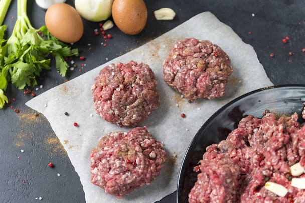 3 raw beef cutlets, burger , ground beef, spices, Eggs, celery,  - Valokuva, kuva