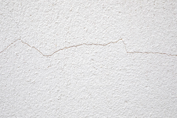 Crack in un muro bianco con superficie di mattoni di cemento
 - Foto, immagini