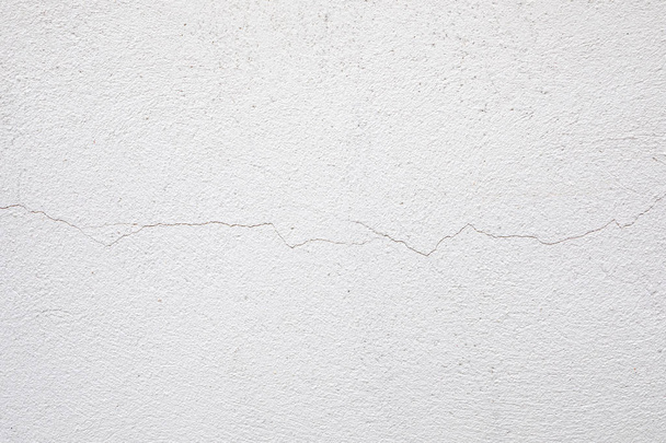 Grieta en una pared blanca con superficie de ladrillo de cemento
 - Foto, imagen
