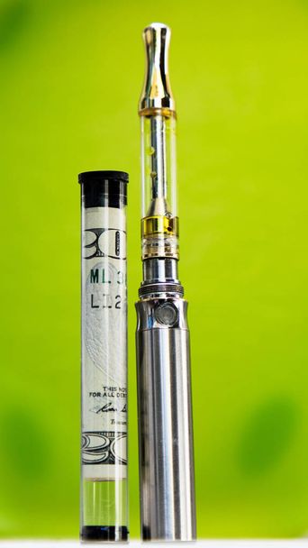 Olej konopi do palenia marihuany Weed lub pot w Vaporizer lub elektroniczny papieros  - Zdjęcie, obraz