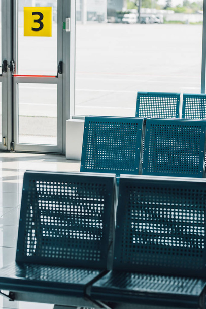 blue metallic seats in airport departure lounge - Foto, Bild