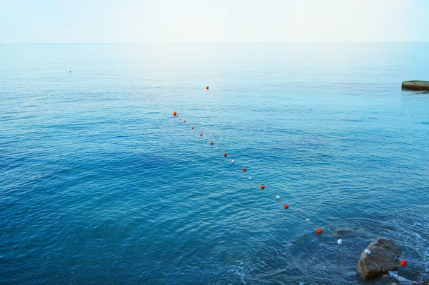 Ayrılık şamandıralar denizin güvenli yüzme plaj için - Fotoğraf, Görsel