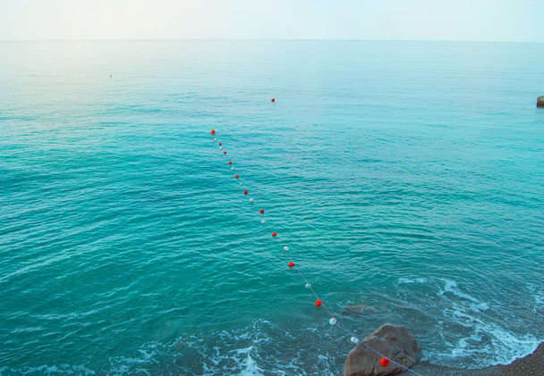 Boyas de separación en el mar para nadar de forma segura en la playa
 - Foto, imagen
