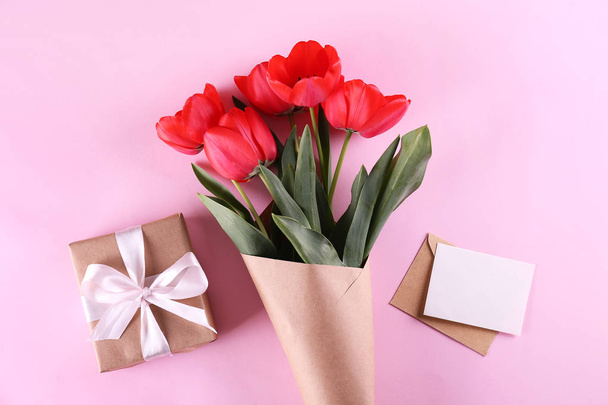 Composição minimalista com buquê tulipas vermelhas em papel de embrulho
. - Foto, Imagem