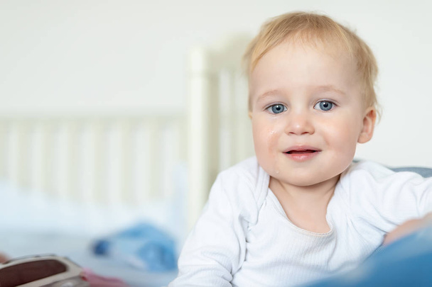 Sevimli kafkas sarışın bebek bebek portre histerik sırasında evde ağlıyor. Küçük çocuk üzgün hissediyor. Quarell sonra küçük dalgın bebek - Fotoğraf, Görsel