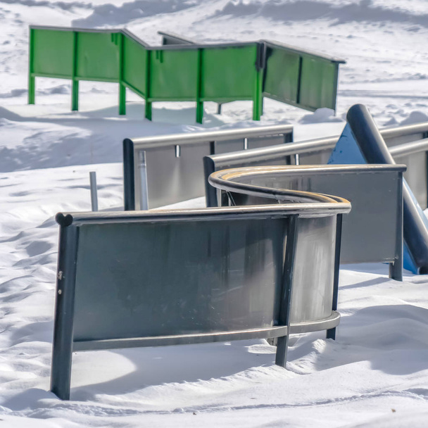 Очищення квадратних лиж і сноубордингу обладнання на гірськолижному курорті в парк-Сіті Юта - Фото, зображення