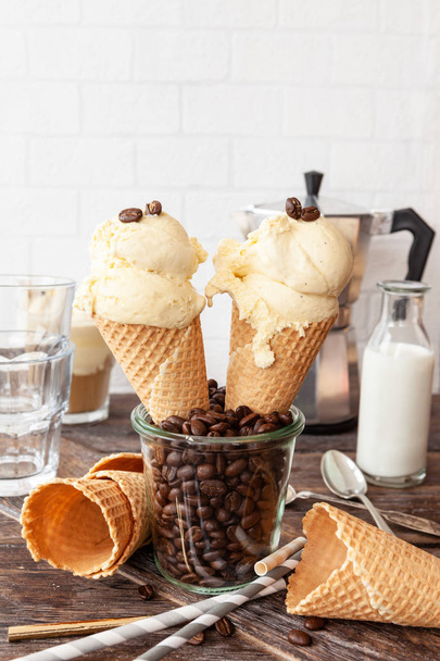 Copas de helado en conos de gofre
 - Foto, Imagen