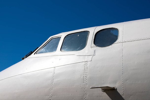 Cabina de fuselaje. Parte del avión. La nariz de la aeronave contra el cielo azul
. - Foto, imagen