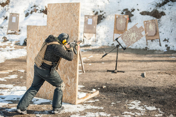 Katonai katona lövöldözés a puska géppuska a mozgó célpont - Fotó, kép