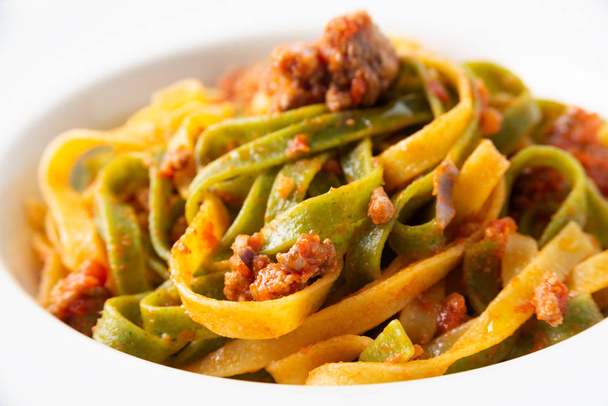 Gerecht van Hamp en ei tagliatelle pasta met Bolognese saus  - Foto, afbeelding