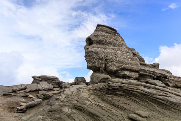 Esfinge de roca en las montañas de Bucegi Cárpatos Rumania
 - Foto, imagen